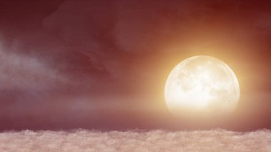 Gece ay ışığında kümülüs bulutları üzerinde güzel ve gerçekçi bir uçuş.