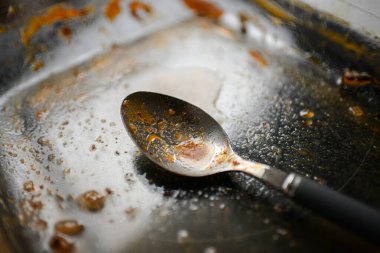 Bir kaşık siyah çay, kapat.