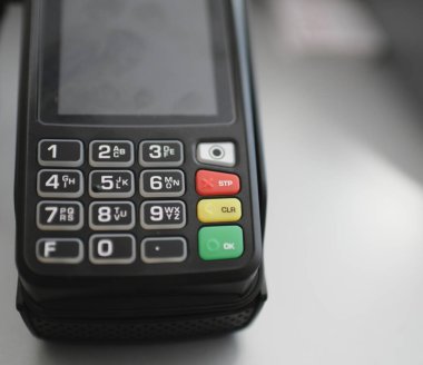 Bir sürü kredi kartı ve cep telefonu.