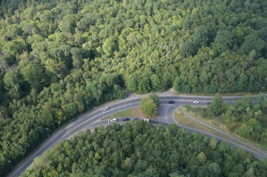 Ormandaki yolun havadan görünüşü