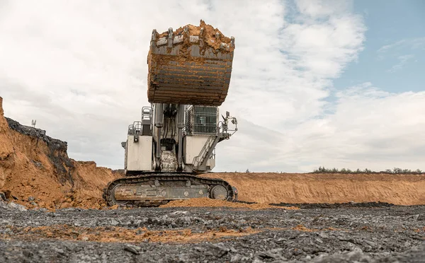 Large Quarry Dump Truck Excavator Big Mining Truck Work Coal lizenzfreie Stockfotos
