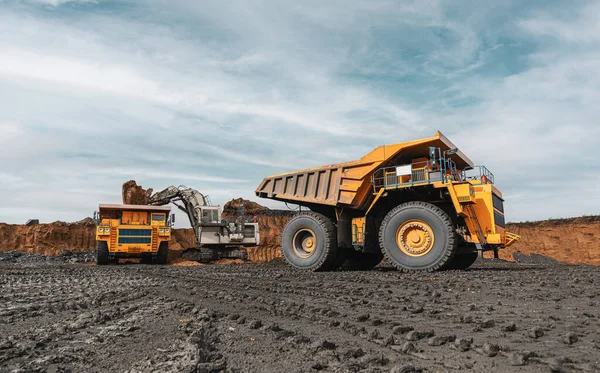 Large Quarry Dump Truck Excavator Big Mining Truck Work Coal Obrazek Stockowy