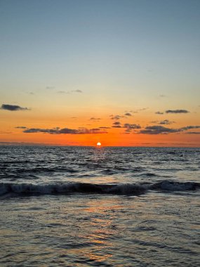 Gün batımı gökyüzü. Doğa güzel Işık Günbatımı ya da deniz üzerinde gün doğumu, renkli dramatik manzaralı gün batımı Gökyüzü inanılmaz bulutlar ve günbatımı gökyüzü mor bulutlu arka plan. Bali. Okyanus
