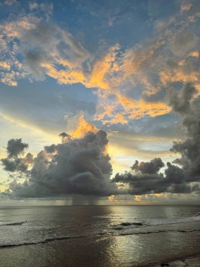 Gün batımı gökyüzü. Doğa güzel Işık Günbatımı ya da deniz üzerinde gün doğumu, renkli dramatik manzaralı gün batımı Gökyüzü inanılmaz bulutlar ve günbatımı gökyüzü mor bulutlu arka plan. Bali. Okyanus