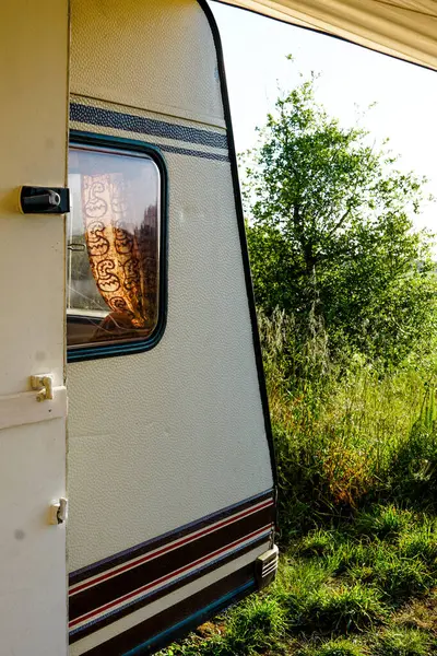 Mobil ev karavanı. Karavan ya da karavan ile anavatanda seyahat etmek ve kamp yapmak