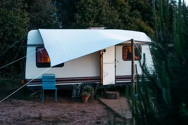 Mobil ev karavanı. Kamp hayatı. Gün batımında karavan