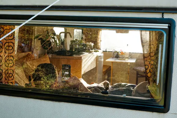 Gün batımında bir adam yalan söyler ve karavanda telefona bakar. Gün batımında karavanda romantik bir akşam yemeği..