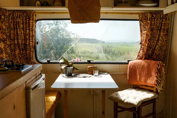 Bir karavanın içinde. Mutfak karavanda. Gün batımında motorlu ev.