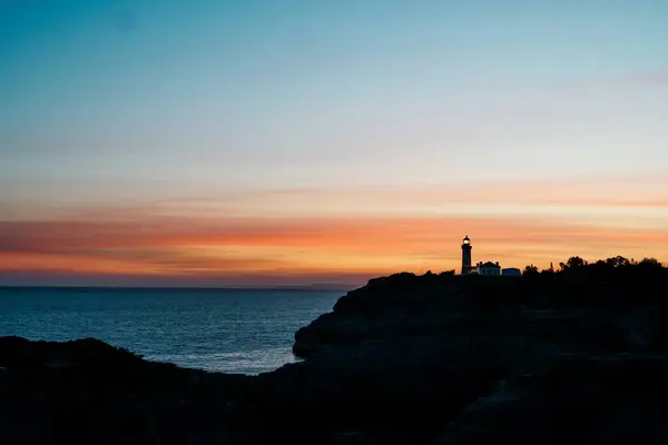Algarve, Portekiz 'in vahşi ve manzaralı kireçtaşı sahilleri, Alfanzina Deniz Feneri. Benagil ve Alfanzina arasında.