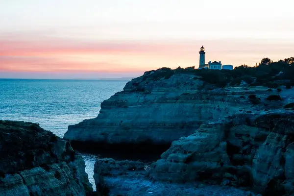 Algarve, Portekiz 'in vahşi ve manzaralı kireçtaşı sahilleri, Alfanzina Deniz Feneri. Benagil ve Alfanzina arasında.