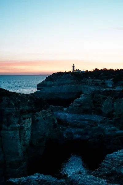 Algarve, Portekiz 'in vahşi ve manzaralı kireçtaşı sahilleri, Alfanzina Deniz Feneri. Benagil ve Alfanzina arasında.