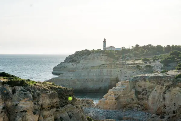 Algarve, Portekiz 'in vahşi ve manzaralı kireçtaşı sahilleri, Alfanzina Deniz Feneri. Benagil ve Alfanzina arasında.