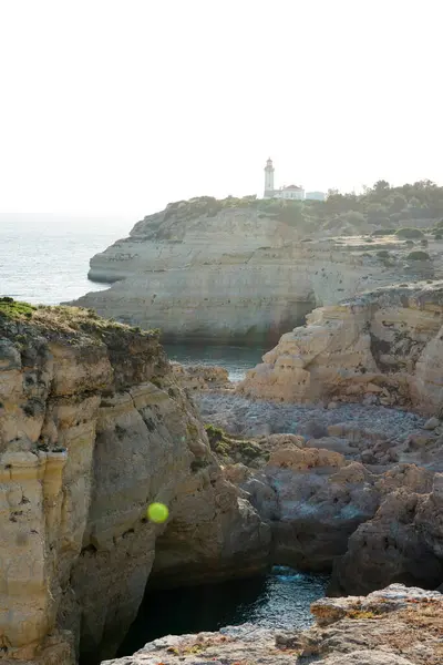 Algarve, Portekiz 'in vahşi ve manzaralı kireçtaşı sahilleri, Alfanzina Deniz Feneri. Benagil ve Alfanzina arasında.