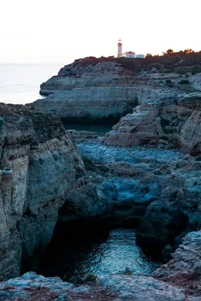 Algarve, Portekiz 'in vahşi ve manzaralı kireçtaşı sahilleri, Alfanzina Deniz Feneri. Benagil ve Alfanzina arasında.