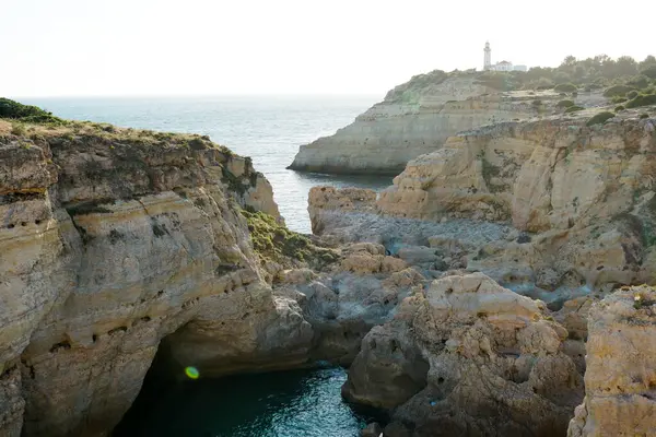Algarve, Portekiz 'in vahşi ve manzaralı kireçtaşı sahilleri, Alfanzina Deniz Feneri. Benagil ve Alfanzina arasında.