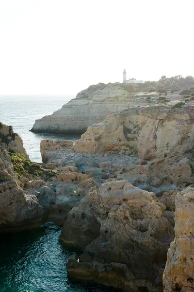 Algarve, Portekiz 'in vahşi ve manzaralı kireçtaşı sahilleri, Alfanzina Deniz Feneri. Benagil ve Alfanzina arasında.