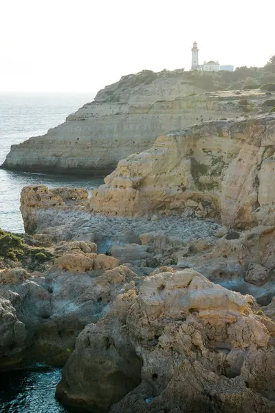 Algarve, Portekiz 'in vahşi ve manzaralı kireçtaşı sahilleri, Alfanzina Deniz Feneri. Benagil ve Alfanzina arasında.