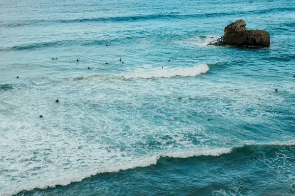 Okyanusta sörfçüler. Cape Sagres, Algarve, Portekiz 'deki Praia do Tonel (Tonel plajı) panorama manzarası. Praia Do Tonel, Alentejo, Portekiz plajı. Praia Do Tonel sahilinde okyanus dalgaları. Sagres Kalesinden Görünüm.