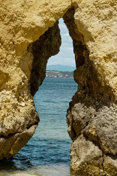 Kanoları olan insanlar. Portekiz, Lagos 'taki Ponta da Piedade' den Rocky Clifs. Okyanus güzel manzara kayalıkları ve mağaralar