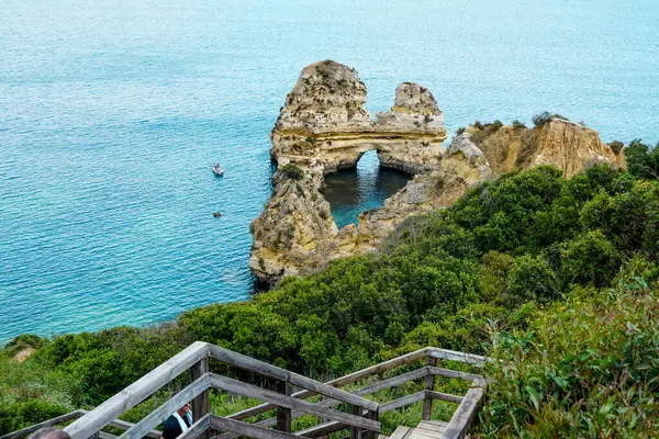 Portekiz, Lagos 'taki Ponta da Piedade' den Rocky Clifs. Okyanus güzel manzara kayalıkları 