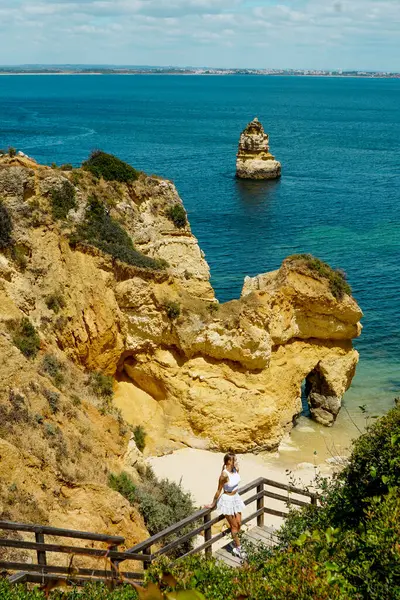 Tatildeki güzel kız. Portekiz, Lagos 'taki Ponta da Piedade' den Rocky Clifs. Okyanus güzel manzara kayalıkları 