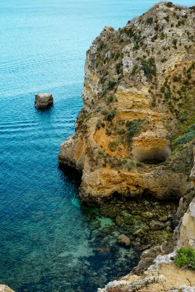 Portekiz, Lagos 'taki Ponta da Piedade' den Rocky Clifs. Okyanus manzaralı uçurumlar. Mavi su