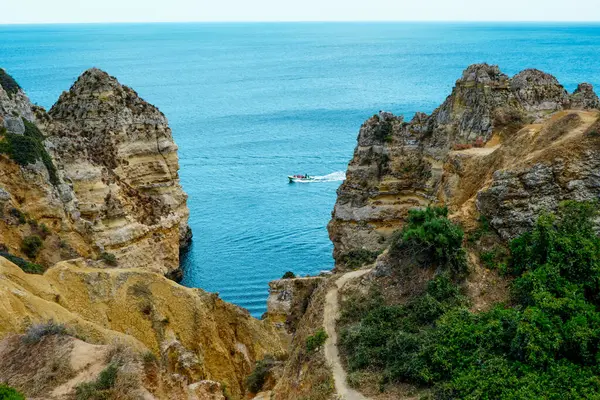 Portekiz, Lagos 'taki Ponta da Piedade' den Rocky Clifs. Okyanus. Körfezdeki küçük tekneler. Mavi su
