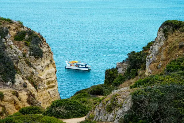 Portekiz, Lagos 'taki Ponta da Piedade' den Rocky Clifs. Okyanus. Körfezdeki küçük tekneler. Mavi su