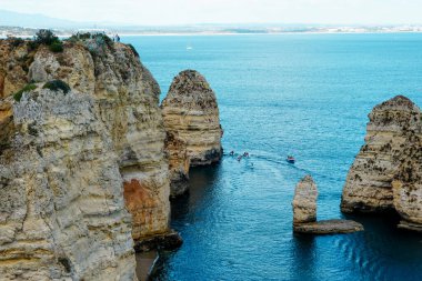 Portekiz, Lagos 'taki Ponta da Piedade' den Rocky Clifs. Okyanus manzaralı uçurumlar. Mavi su