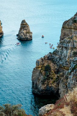 Portekiz, Lagos 'taki Ponta da Piedade' den Rocky Clifs. Okyanus güzel manzara kayalıkları 