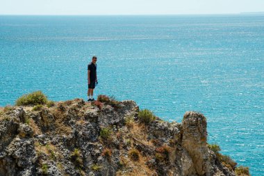 Uçurumun üzerinde yürüyorlar. Portekiz, Lagos 'taki Ponta da Piedade' den Rocky Clifs. Okyanus güzel manzara kayalıkları 