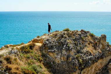 Uçurumun üzerinde yürüyorlar. Portekiz, Lagos 'taki Ponta da Piedade' den Rocky Clifs. Okyanus güzel manzara kayalıkları 