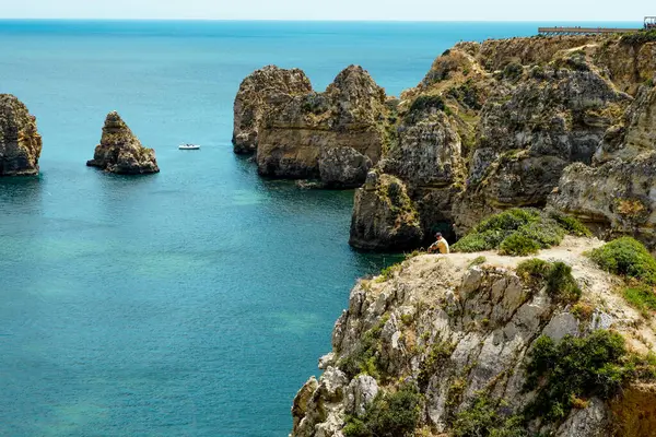 Portekiz, Lagos 'taki Ponta da Piedade' den Rocky Clifs. Okyanus güzel manzara kayalıkları 