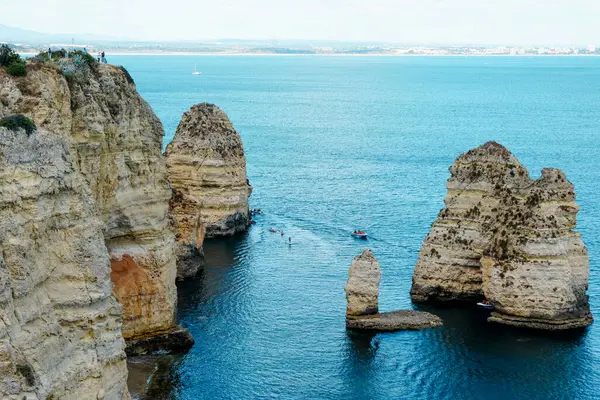 Portekiz, Lagos 'taki Ponta da Piedade' den Rocky Clifs. Okyanus manzaralı uçurumlar. Mavi su