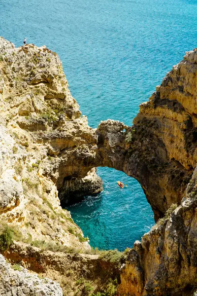 Portekiz, Lagos 'taki Ponta da Piedade' den Rocky Clifs. Okyanus manzaralı uçurumlar. Mavi su