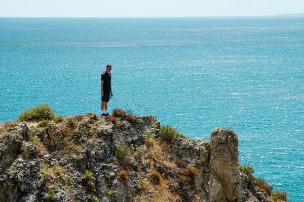 Uçurumun üzerinde yürüyorlar. Portekiz, Lagos 'taki Ponta da Piedade' den Rocky Clifs. Okyanus güzel manzara kayalıkları 
