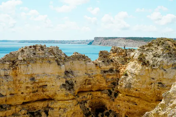 Portekiz, Lagos 'taki Ponta da Piedade' den Rocky Clifs. Okyanus güzel manzara kayalıkları 