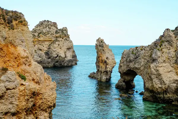 Portekiz, Lagos 'taki Ponta da Piedade' den Rocky Clifs. Okyanus manzaralı uçurumlar. Mavi su