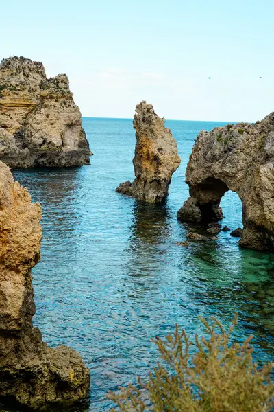 Portekiz, Lagos 'taki Ponta da Piedade' den Rocky Clifs. Okyanus manzaralı uçurumlar. Mavi su