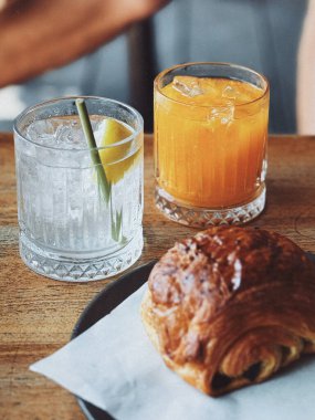 Güzel kahvaltı. Kahveli gevrek kruvasan. Bali 'de Instagram kahvaltısı.