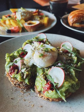 Popüler bir kahvaltı. Yumurta, avokado tostu, kahve, salata. Bali 'de dayanıklı yiyecekler.