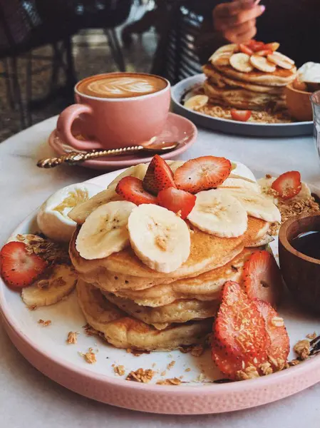 Kahvaltıda kahve. Tatlı kahvaltı. Meyveli krep.