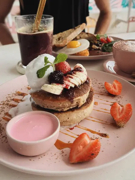 Kahvaltıda kahve. Tatlı kahvaltı. Meyveli krep.