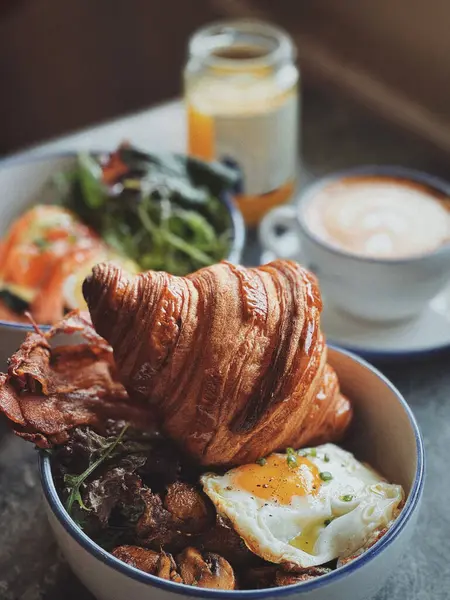 Güzel kahvaltı. Kahveli gevrek kruvasan. Bali 'de Instagram kahvaltısı.