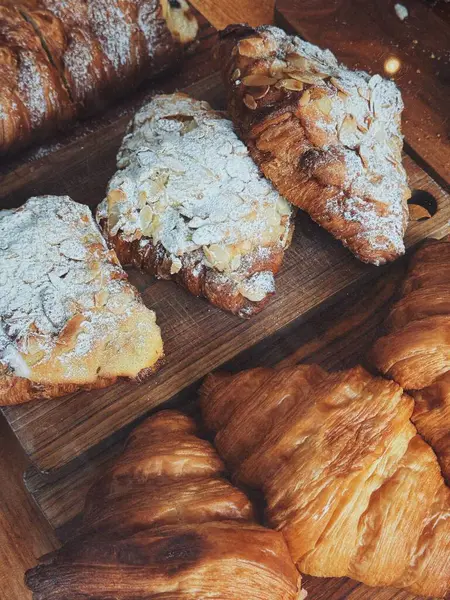 Güzel kahvaltı. Kahveli gevrek kruvasan. Bali 'de Instagram kahvaltısı.