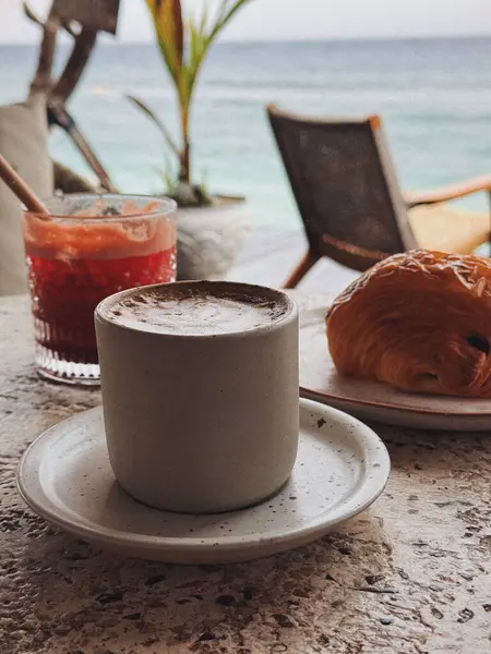 Güzel kahvaltı. Kahveli gevrek kruvasan. Bali 'de Instagram kahvaltısı.