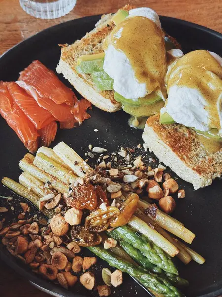 Popüler bir kahvaltı. Yumurta, avokado tostu, kahve, salata. Bali 'de dayanıklı yiyecekler.