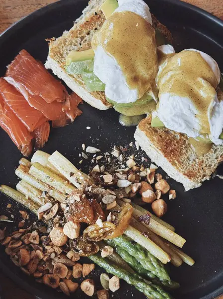 Popüler bir kahvaltı. Yumurta, avokado tostu, kahve, salata. Bali 'de dayanıklı yiyecekler.