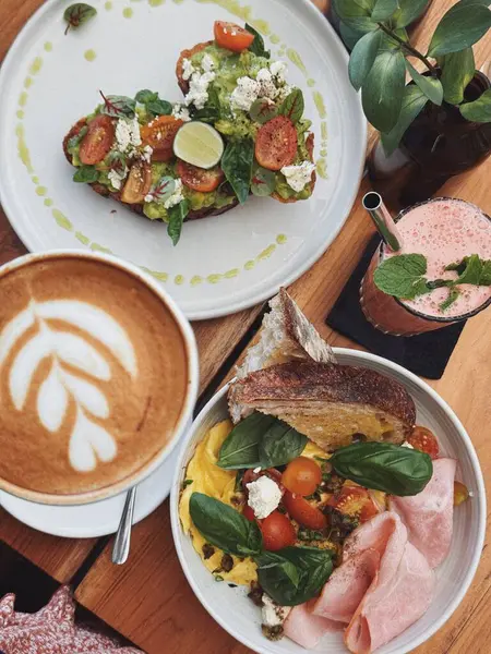 Popüler bir kahvaltı. Yumurta, avokado tostu, kahve, salata. Bali 'de dayanıklı yiyecekler.
