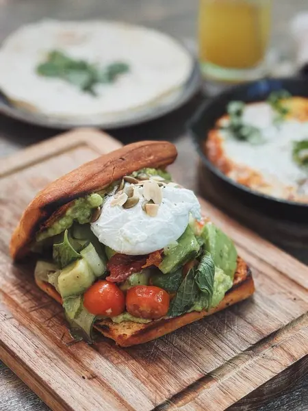 Popüler bir kahvaltı. Yumurta, avokado tostu, Focaccia, salata. Bali 'de dayanıklı yiyecekler.
